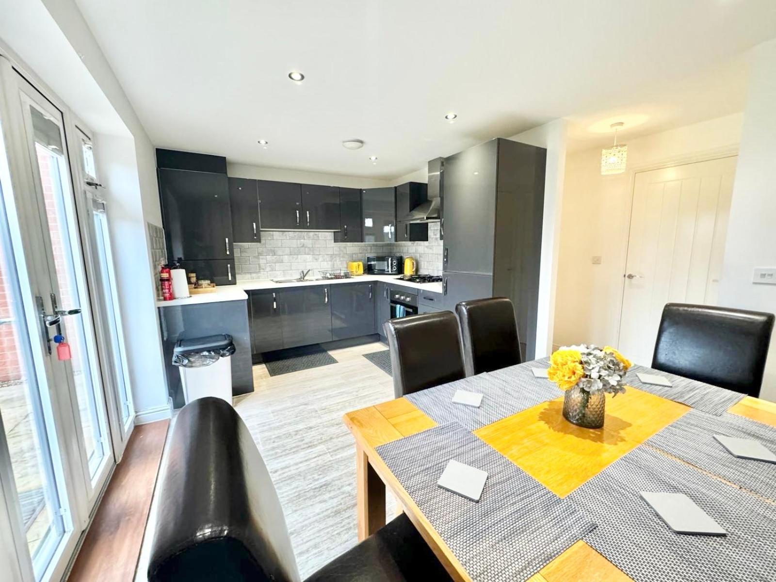 Folkestone Central Family Home: 3BR with Parking Exterior photo