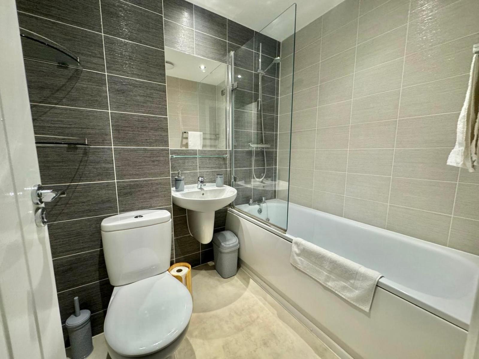 Folkestone Central Family Home: 3BR with Parking Exterior photo